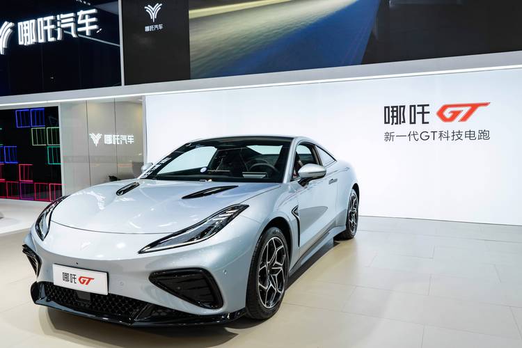 广州69哪吒汽车在智能汽车领域的表现，领途汽车在新能源汽车市场中的影响力